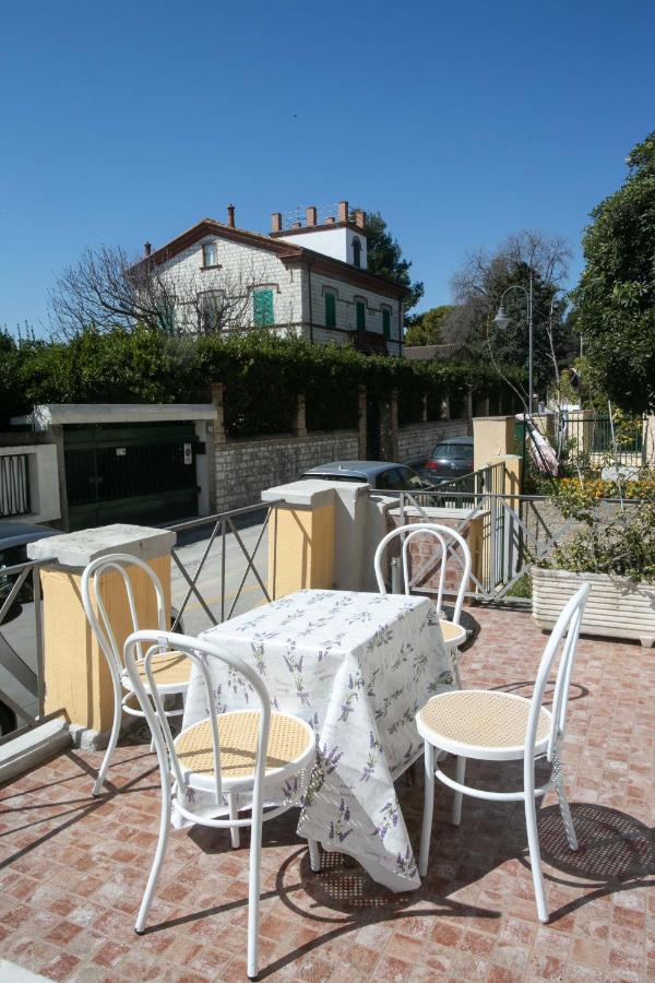 N050 - Numana, Trilocale In Centro Con Portico E Posto Auto Apartment ภายนอก รูปภาพ